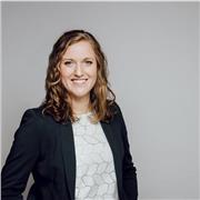 Mathe-Tutor, die Kinder in alen Altersstufen unterstützt.